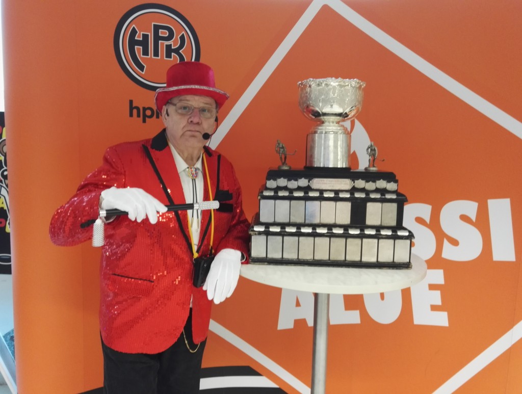 Joken vuoro "vartioida" Kanada-maljaa